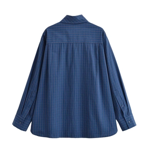 Chemise décontractée à carreaux bleus pour femmes avec vue arrière au design minimaliste
