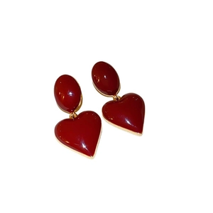 Elegant vintage oval stud earrings with red heart pendants in gold-tone setting
