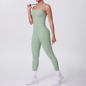 Vue détaillée de l'ensemble de yoga vert sauge avec débardeur ajusté et legging taille haute