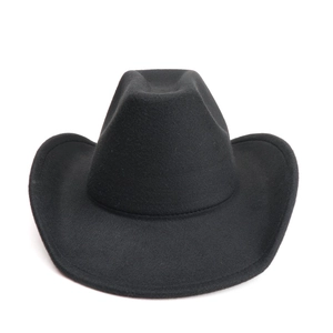 Détail du chapeau de cowboy en feutre noir avec bord incurvé et calotte classique