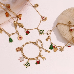 Détail de bracelets de Noël plaqués or 18 carats avec divers charms festifs en émail