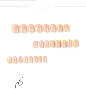 Détails de faux ongles courts carrés avec pointes françaises à fleurs jaunes et mauves