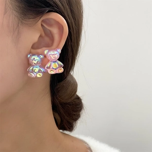Nahaufnahme von rosa schillernden Bärenohrringen im niedlichen Harajuku-Stil getragen