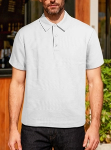 Détail d'un polo en maille blanche avec texture gaufrée et col boutonné classique élégant