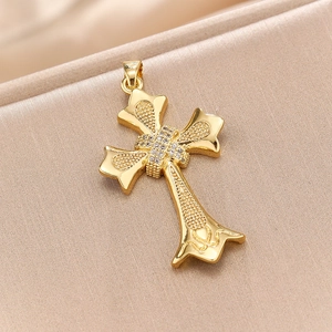 Goldenes Kreuz Halskette aus Kupfer mit Zirkonia auf beige Satin Hintergrund