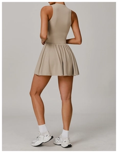 Détail de la robe de tennis kaki avec dos nageur et ourlet évasé en tissu technique