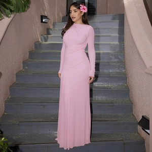 Dettaglio dell'abito lungo rosa a maniche lunghe con design arricciato e vestibilità slim