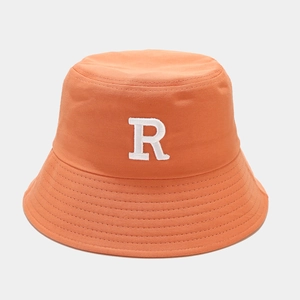 Détail d'un chapeau bob orange en coton avec broderie R blanche en 3D et bord surpiqué