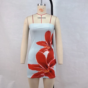 Détail de l'imprimé lys rouge sur une robe mini bustier moulante de couleur bleu clair