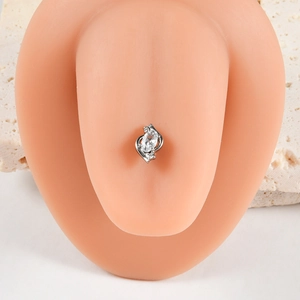 Détail du piercing de langue en argent avec zircon ovale sur modèle silicone