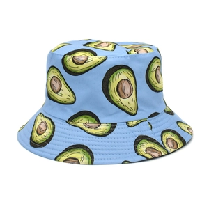 Détail d'un chapeau bob bleu clair avec imprimés avocat et coutures précises