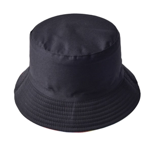 Vue détaillée d'un chapeau bob en coton noir avec bord surpiqué et calotte plate classique