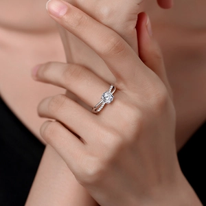 Classic S925 sterling silver four-prong hollow ring with sparkling moissanite stone