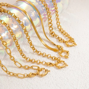 Lot de quatre colliers en acier inoxydable plaqué or 18 carats avec divers maillons