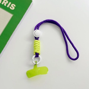 Détail du cordon de téléphone tressé violet avec accents vert fluo et attache