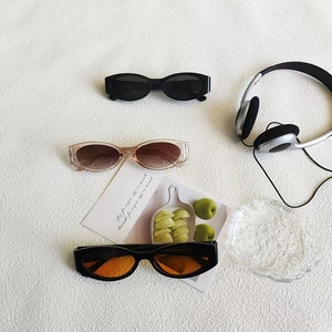 Retro oval cat eye sunglasses in black and tortoiseshell finishes for a trendy street look