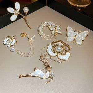 Collection détaillée de broches fleurs et papillons dorées avec perles et cristaux