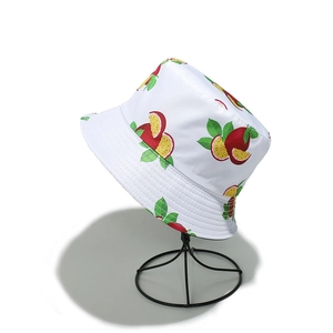 Gros plan d'un chapeau bob en toile blanche avec motifs de fruits de la passion et coutures