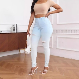 Jean déchiré taille haute en dégradé bleu et blanc avec coupe ajustée et détails usés