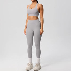 Detalle del conjunto de yoga gris claro sin costuras con mallas de cintura alta y sujetador