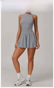 Détail d'une robe de sport gris rhino avec col montant zippé et ourlet plissé élégant
