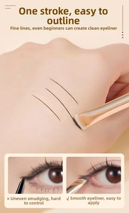 Détail macro du pinceau eye-liner ultra-fin montrant des lignes précises sur la peau