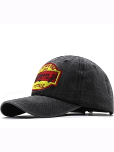 Gros plan d'une casquette en jean gris délavé rétro avec écusson brodé vintage