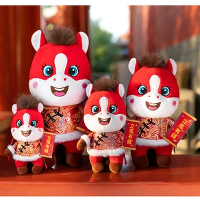 Quatre peluches de cheval du zodiaque rouge en tenue chinoise traditionnelle