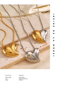 Dettaglio di collane a cuore in oro 18K e argento su catene a serpente e seta elegante