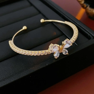 Détail d'un bracelet papillon doré serti de zircons étincelants en forme de poire