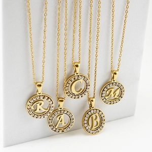 Collier initiale en acier inoxydable plaqué or 18 carats avec pendentif rond serti