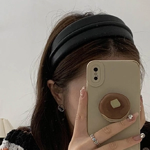 Selfie miroir d'un large serre-tête en cuir PU noir avec un effet de volume rembourré