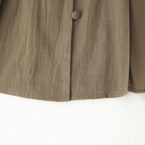Chemise en coton et lin kaki foncé avec broderie poitrine et bouton recouvert de tissu