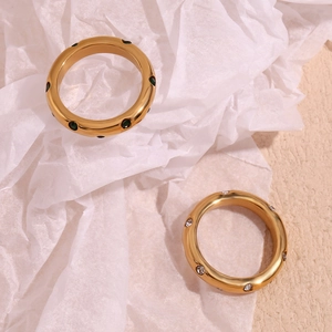 Draufsicht auf 18K vergoldete Ringe mit mikrogefassten grünen und weißen Zirkonia-Steinen