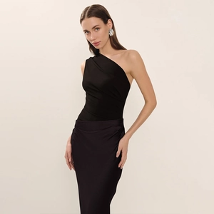 Détail de la robe noire élégante à une épaule avec des détails de fronces chic