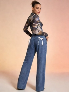 Jean bleu large à taille haute avec ruban blanc décoratif sur la poche arrière