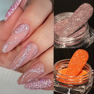 Vista macro di glitter per unghie rosa e arancio in barattoli e su unghie