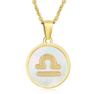 Détail du collier Balance en acier inoxydable doré 18 carats avec nacre blanche