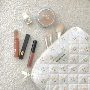 Trousse à maquillage matelassée en coton blanc avec motifs cerises et ruban soyeux