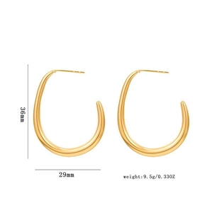 Boucles d'oreilles créoles C dorées géométriques de 36mm avec design épuré et lisse fuselé