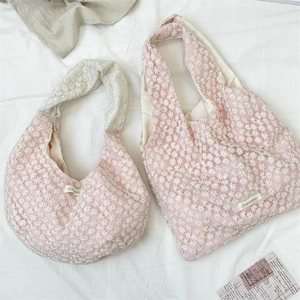 Detailaufnahme der rosa Canvas-Taschen mit zartem weißen floralen Spitzen-Netzüberzug-Design