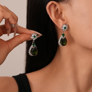 Vintage-Ohrhänger mit grünen Zirkon-Blumen und Wassertropfen für Damen