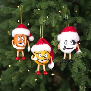 Set di divertenti decorazioni natalizie a forma di palloni sportivi appesi all'albero