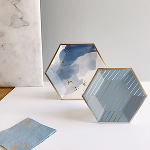 Piatti esagonali di carta acquerello blu con lamina d'oro per decorazione di compleanno