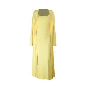 Détail de l'ensemble deux pièces en tricot jaune avec robe longue et cardigan assorti