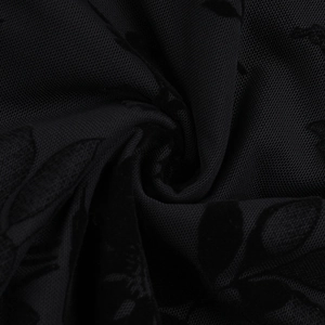 Détail de la mini robe noire en mesh transparent avec motif floral floqué élégant