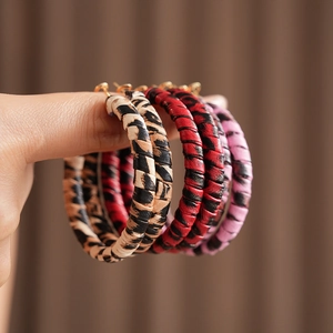 Details von Leder-Creolen mit Leopardenmuster in Braun Rot und Rosa Farben