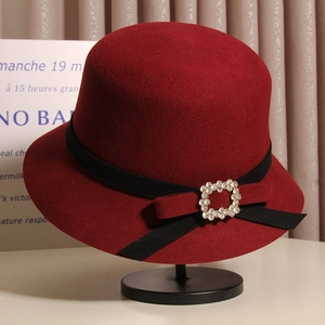 Chapeau cloche élégant en laine rouge foncé avec ruban noir et boucle en strass