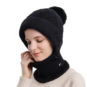 Cappuccio a maglia invernale con fodera in pile spesso e pompon di pelliccia nera