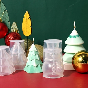 Dettaglio degli stampi in silicone per alberi di Natale e pupazzi di neve con candele